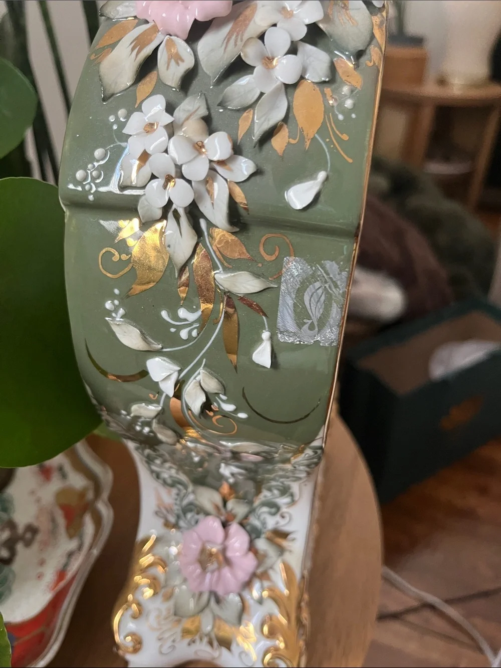 Flower-covered Porcelain Clock